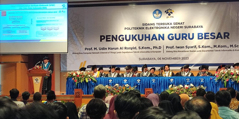 Politeknik Elektronika Negeri Surabaya (PENS) menguhkan dua guru besar baru di kampus PENS, Surabaya, Jawa Timur, pada Senin (6/11/2023). 