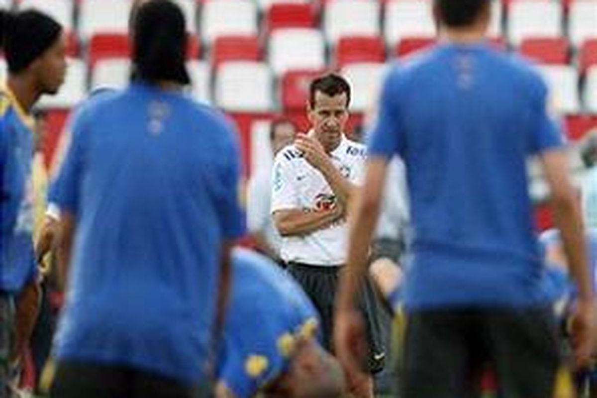 Pelatih Carlos Dunga mengawasi latihan para pemain Brasil.