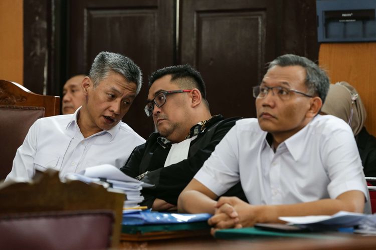 Terdakwa mantan Kepala Biro Pengamanan Internal (Karo Paminal), Hendra Kurniawan (kiri) dan mantan Kepala Detasemen (Kaden) A Biro Paminal Divisi Propam Polri, Agus Nutpatria  menjalani sidang obstruction of justice terkait kasus kematian Brigadir Nofriansyah Yosua Hutabarat atau Brigadir J di Pengadilan Negeri Jakarta Selatan, Kamis (15/12/2022).