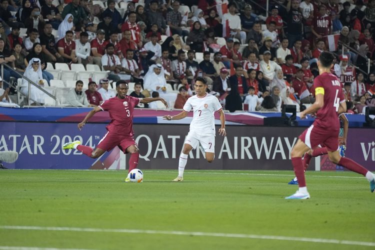 Aksi Marselino Ferdinan dalam pertandingan Grup A Piala Asia U23 2024 antara Qatar vs Indonesia di Stadion Jassim bin Hamad, Doha, Senin (15/4/2024).