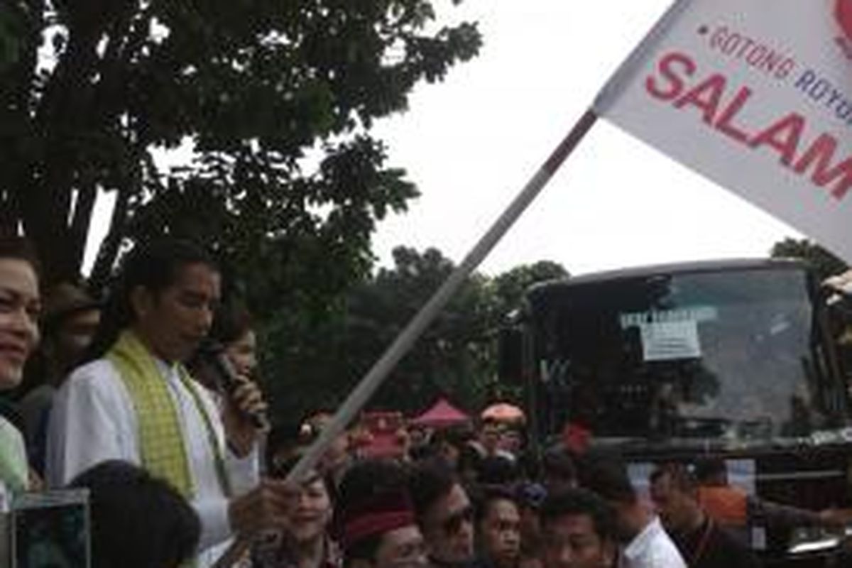 Presiden terpilih Joko Widodo saat akan melepas rombongan bus mudik gratis, di Lapangan Parkir Timur Senayan, Jakarta, Jumata (25/7/2014)
