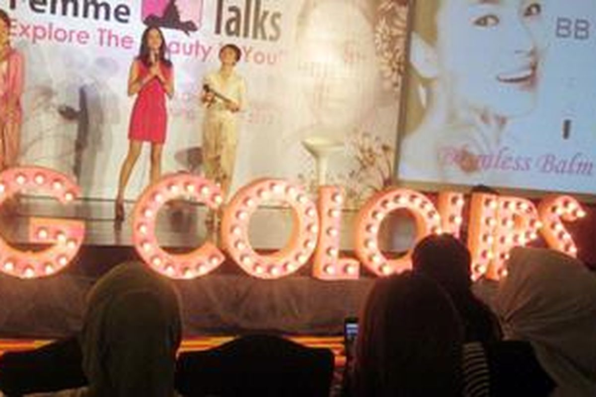 Femme Talks 2012 di Bandung berbeda dari biasanya. Kali ini Caring Colours melibatkan lebih banyak perempuan, baik peserta maupun pembicara yang mendatangkan finalis YCPA.Hadir juga Brand Ambassador Caring Colours Revalina S Temat.