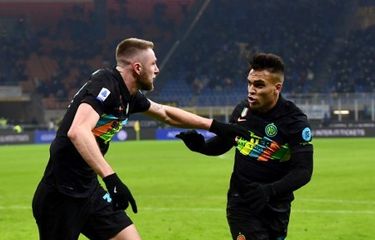 Bek Inter Milan, Milan Skriniar, berselebrasi usai mencetak gol ke gawang Lazio pada pekan ke-21 Serie A.