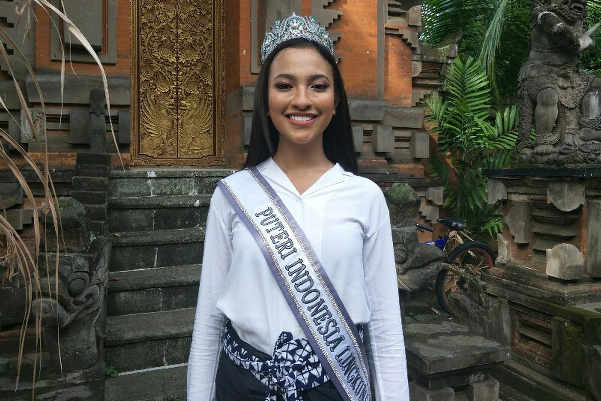 Puteri Indonesia Lingkungan 2018 (Runner Up 1), Vania Fitryanti Herlambang usai menghadiri pemasangan 1.000 spanduk pencegahan kampanye di tempat ibadah di kawasan Jelambar, Jakarta Barat pada Jumat (11/1/2019).