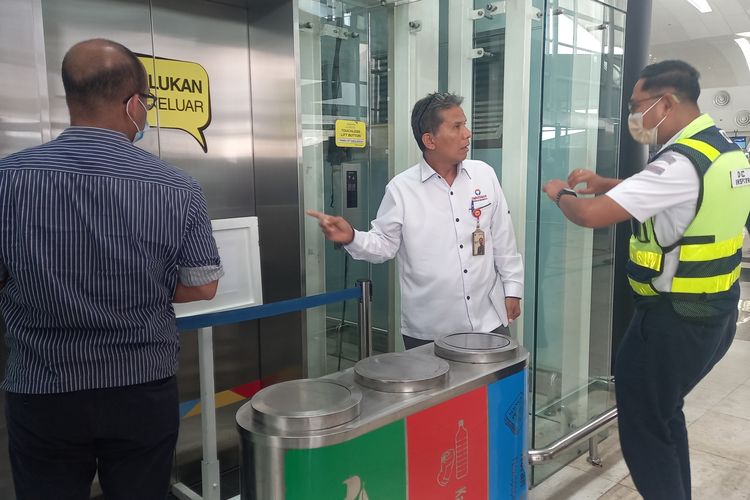 Kepala Ombudsman Sumatra Utara, Abyadi Siregar, saat mengecek lift di Bandara Kualanamu,  Senin (1/5/2023) . Seorang perempuan bernama Asiah Shinta Dewi Hasibuan (43)  ditemukan tewas setelah terjatuh dari lift itu.