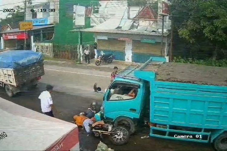 Rekaman cctv, sepeda motor terhimpit truk di Lumajang, Senin (2/6/2025)