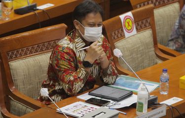 Menteri Kesehatan Budi Gunadi Sadikin (kiri) didampingi Direktur Utama PT Bio Farma (Persero) Honesti Basyir (kanan) menghadiri rapat kerja dengan Komisi IX DPR di Kompleks Parlemen Senayan, Jakarta, Selasa (12/1/2021). Rapat tersebut membahas persiapan jelang pelaksanaan vaksinasi COVID-19.  ANTARA FOTO/ Reno Esnir/aww 