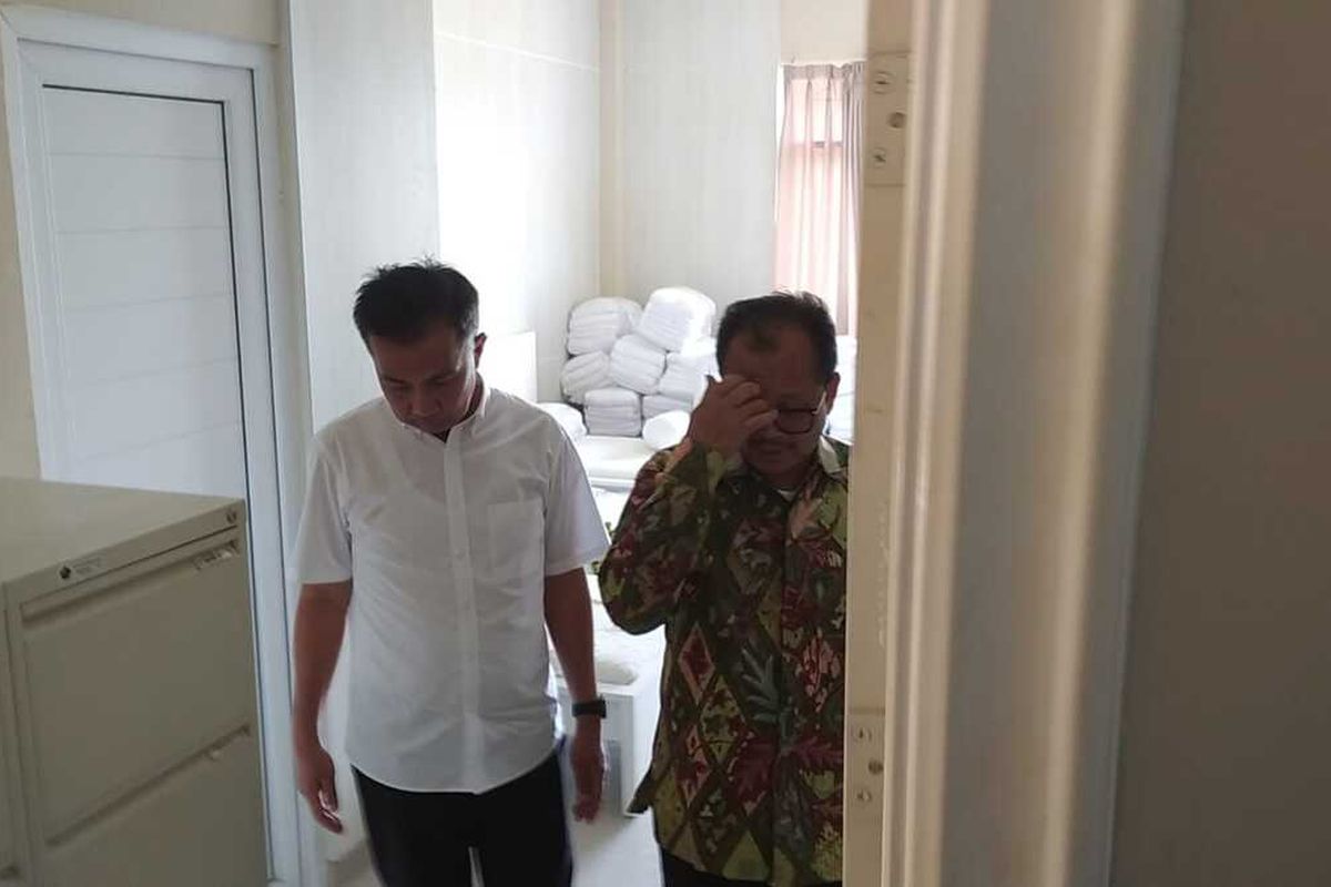 Pj Gubernur Jabar Bey Machmudin mengecek kondisi Asrama Haji di Kabupaten Indramayu, Jawa Barat jelang musim haji 2024, Jumat (3/5/2024).