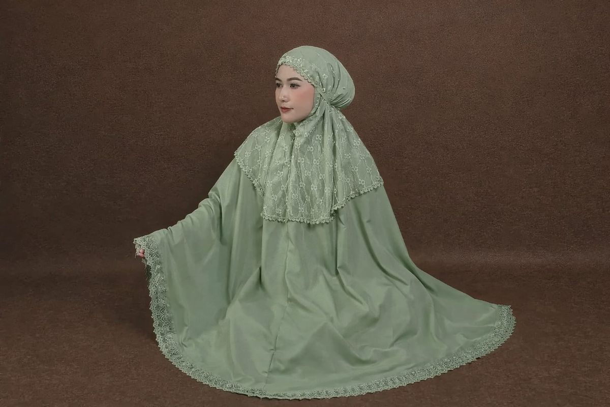Mukena dengan Detail Tile dan Brokat
