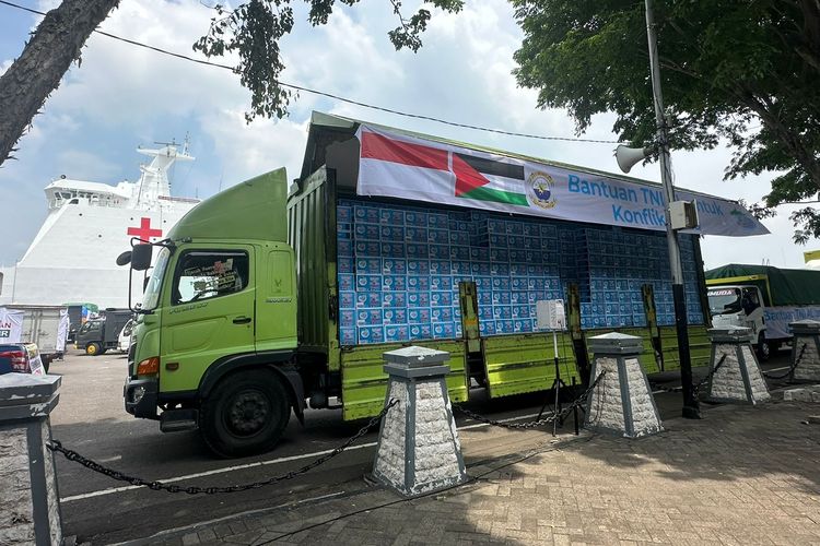 Nampak truk yang mengangkut produk air minum dalam kemasan (AMDK) dari Le Minerale sebagai bantuan kemanusiaan untuk rakyat Palestina.
