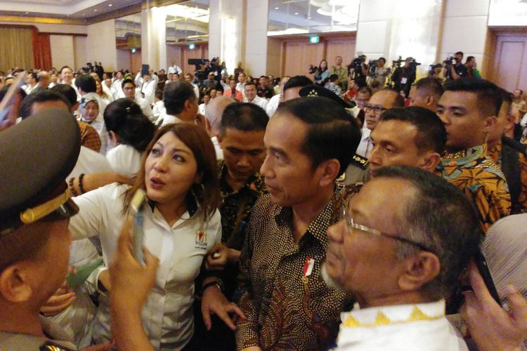 Presiden Joko Widodo jadi rebutan selfie anggota Kadin, saat hadir dalam penutupan Rakornas Kadin di Jakarta, Selasa (3/10/2017).