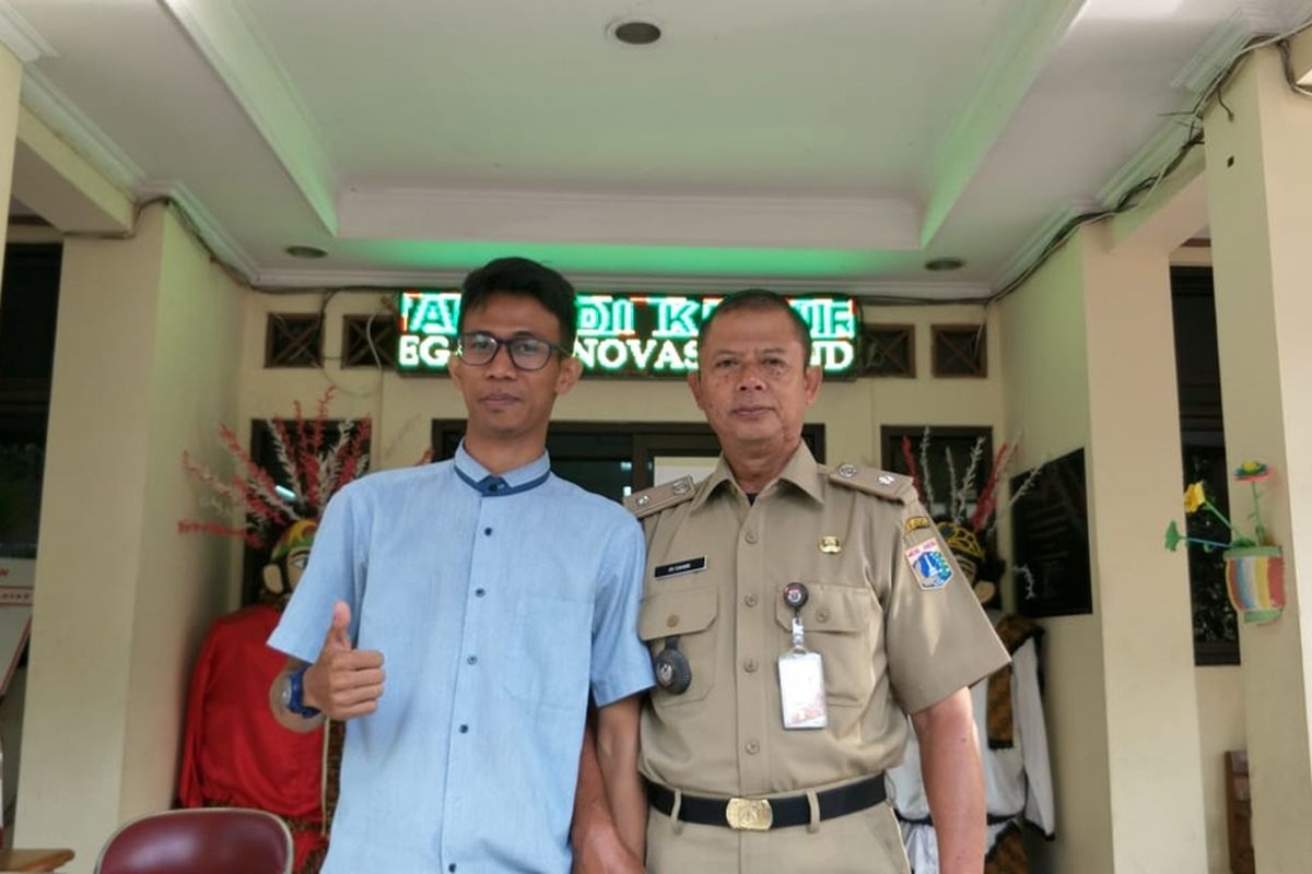 Angga Rahmana (30) bersama Lurah Duri Pulo Iri Damiri, petugas PPSU Keluraha Duri Pulo yang diundang ke Seoul dalam program Seoul Sister City 2019, saat ditemui di Kantor Lurah Duri Pulo, Senin (7/10/2019).