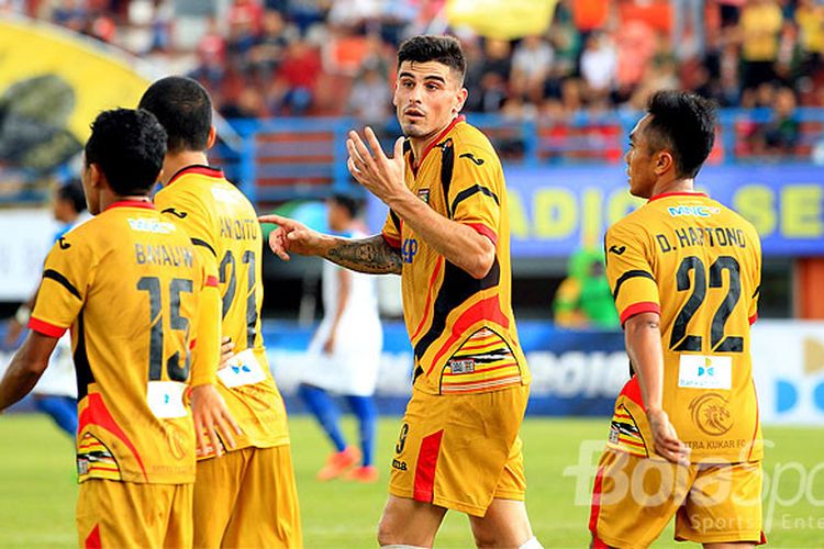 Pemain Mitra Kukar Fernando Rodrigues menyumbang satu gol saat melawan PSIS Semarang dalam laga kedua Grup A Piala Gubernur Kaltim 2018 di Stadion Segiri, Minggu (25/2/2018) sore.