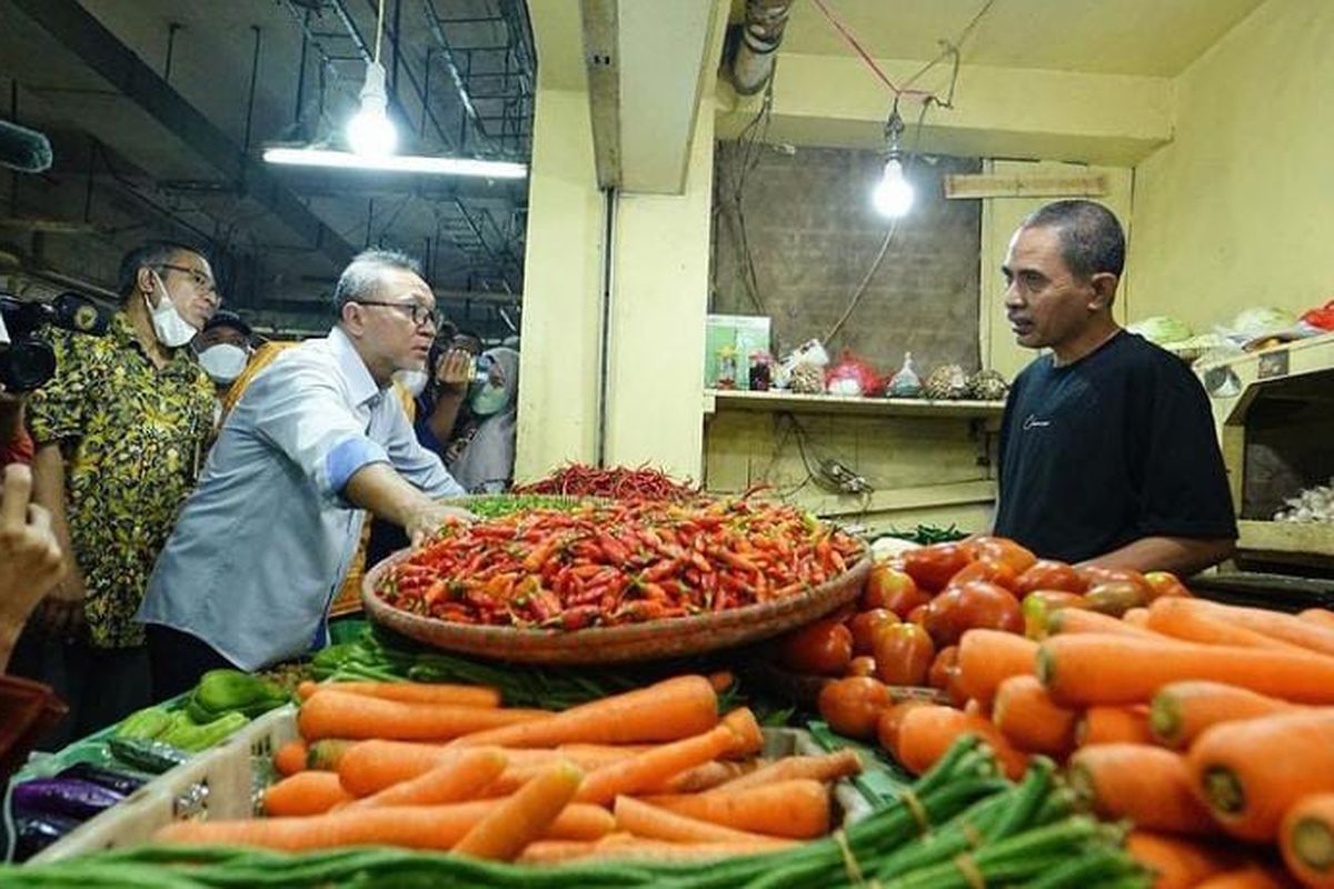 Menteri Perdagangan Zulkifli Hasan sidak pasar Cibubur di hari pertama ia menjabat menjadi Menteri Perdagangan.