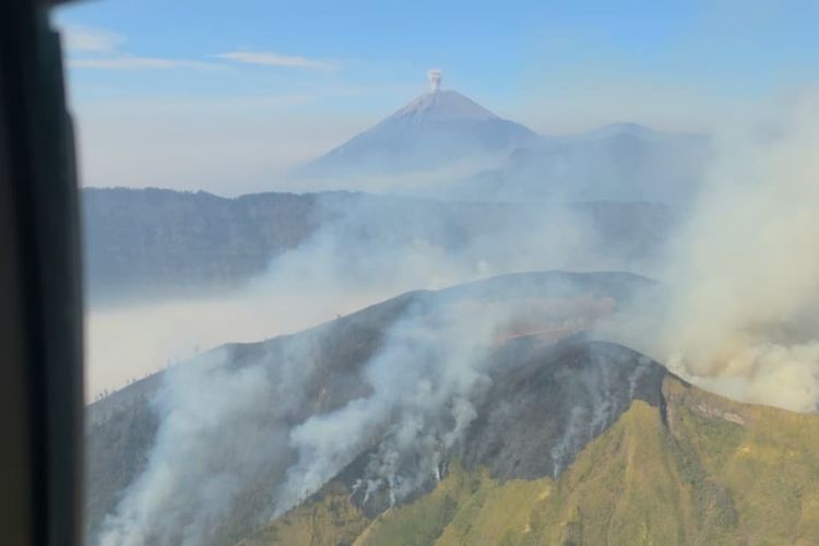 Kebakaran Bromo Belum Terkendali, Akses Wisata Penanjakan Dibatasi hingga Lemah Pasar