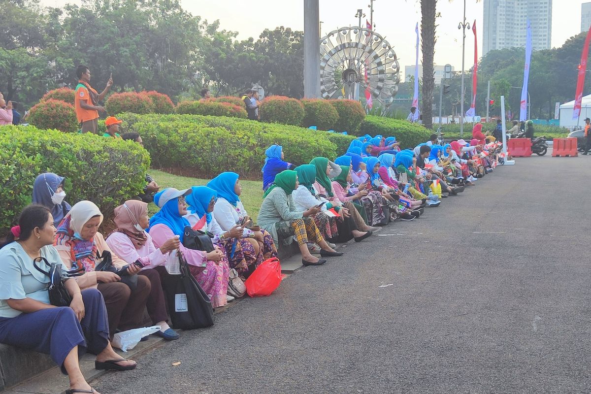 Gerombolan emak-emak kecewa tak bisa masuk ke dalam Istana Merdeka untuk menyaksikan langsung gelaran Istana Berkebaya, Minggu (6/8/2023) sore. 