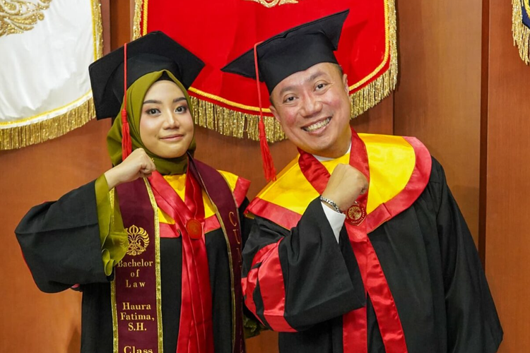 Pasangan ayah dan anak, yakni Ari Wahyudi Hertanto dan Haura Fatima menjalani proses wisuda tahun akademik 2023/2024 yang berlangsung di Balairung UI, Depok, pada Sabtu (2/3/2024).