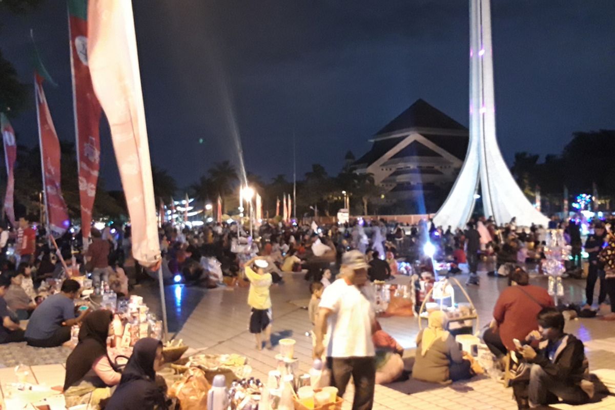 Malam tahun baru, pengunjung padati TMII, Cipayung, Jakarta Timur, Senin (31/12/2018)