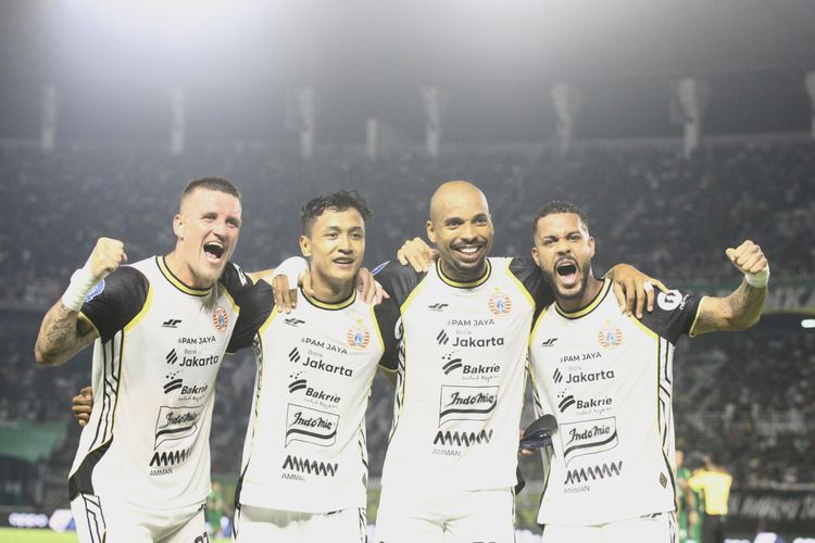 Momen selebrasi gol Dony Tri Pamungkas dalam laga pekan kesembilan Super League 2025-2026 antara Persebaya vs Persija di Stadion Gelora Bung Tomo, Sabtu (18/10/2025).