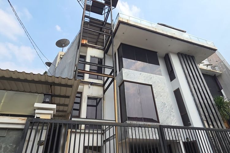 Roy Suryo Ditangkap, Istri Titip Pesan ke Sekuriti: Jangan Biarkan Orang Masuk ke Rumah