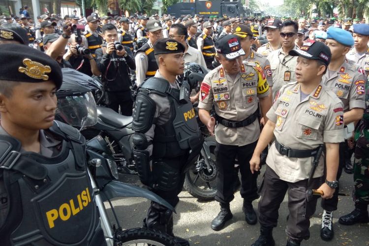 Kapolri Jenderal Tito Karnavian saat melakukan pengecekan anggota saat apel pengamanan Pemilu 2019 di kawasan BNR, Bogor, Jawa Barat, Rabu (10/4/2019).