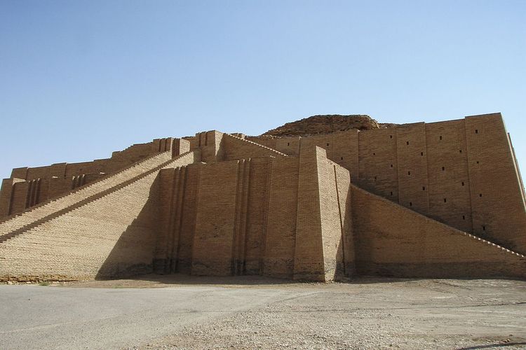 Ziggurat Ur di Iran, salah satu peninggalan Dinasti Ketiga Ur.