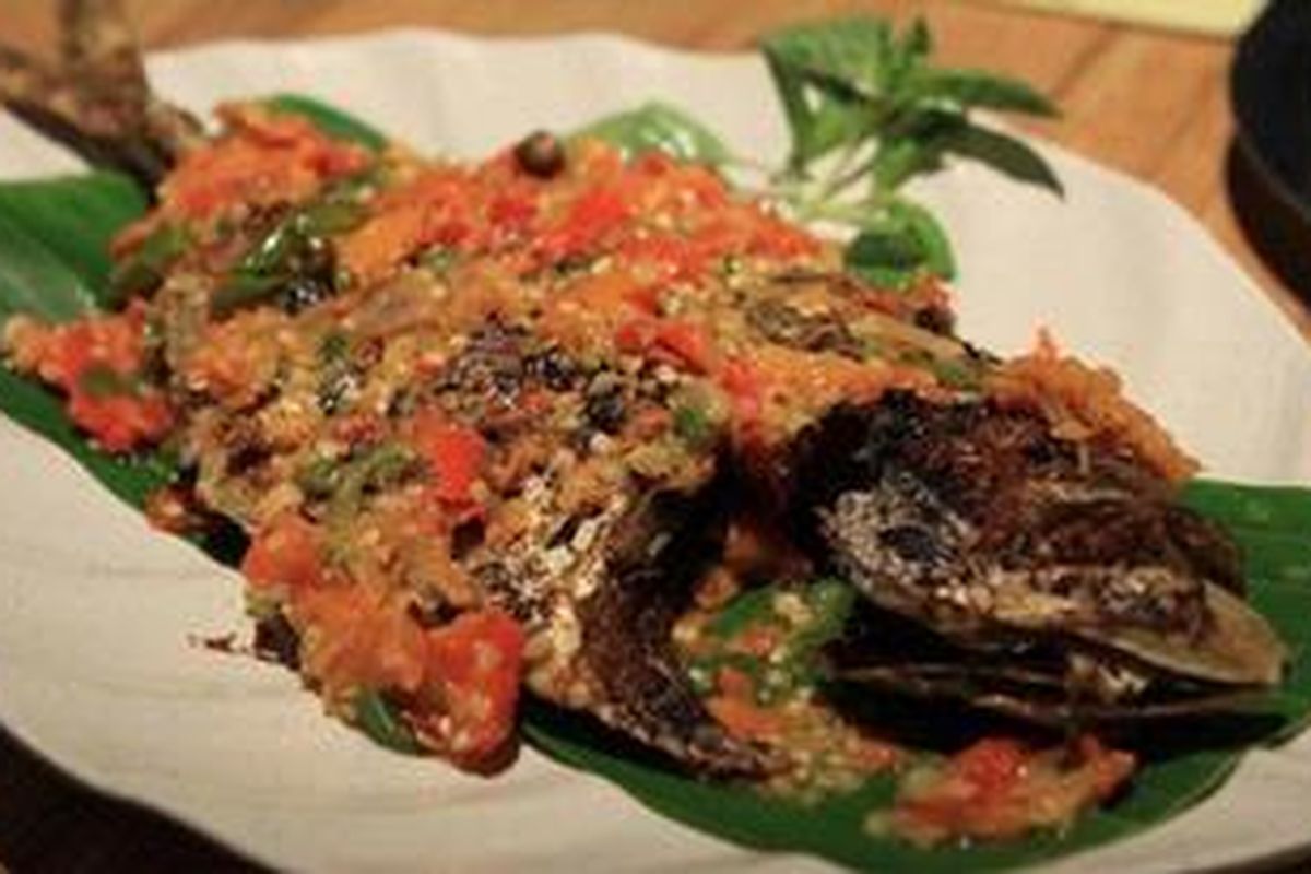 Ikan Kuwe Bakar Rica-Rica di Bumbu Tjobek, Tanjung Duren, Jakarta Barat.