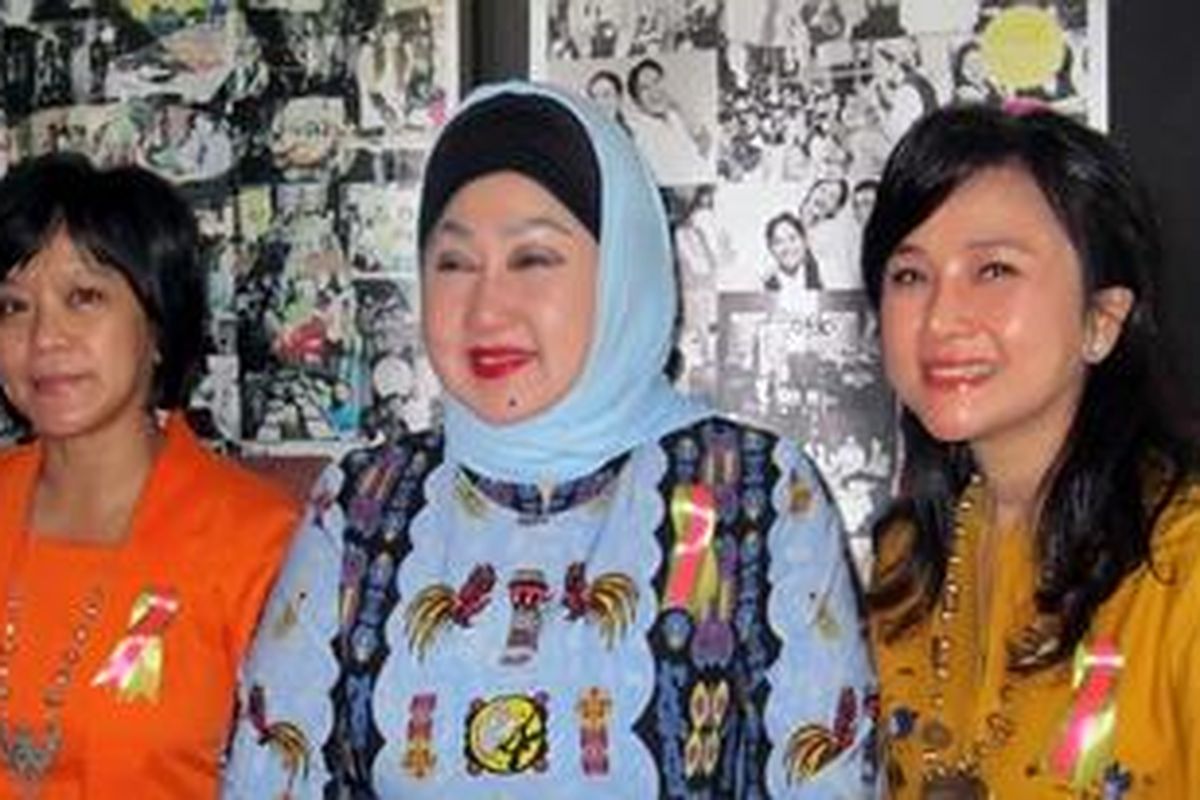 1000 perempuan ditargetkan menghadiri forum interaksi bersama Cagub-Cawagub DKI Jakarta di Balai Kartini, 3 Juli 2012, diadakan gabungan organisasi perempuan untuk menyuarakan kepentingan perempuan. Kiri-kanan: Hanny Soema Di Pradja dari Female Circle, Dewi Motik sebagai Ketua Umum Kowani, dan Tatyana Sutara, Ketua Women's Forum for Excellence selaku inisiator. 