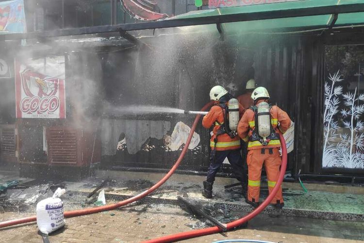 Sebuah kedai makanan cepat saji di Jalan Adityawarman, Darmo, Wonokromo, Surabaya, terbakar, Kamis (9/9/2021).