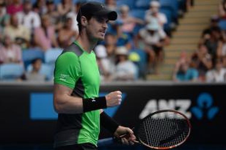 Petenis Inggris, Andy Murray, bereaksi setelah meraih poin atas petenis Australia, Marinko Matosevic, pada babak kedua Australia Terbuka di Melbourne Park, Rabu (21/1/2015).