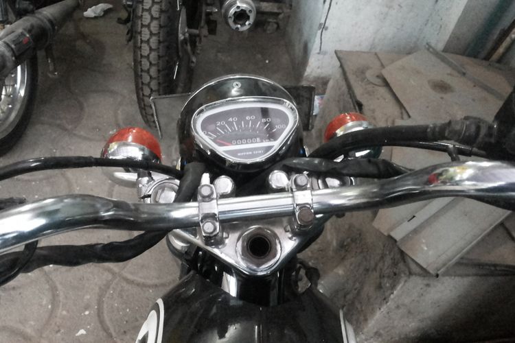 Panel indikator dari Honda Megapro yang sudah diubah bentuknya menjadi bergaya retro CB100 hasil kreasi toko aksesori Central Classic Custom di Bukit Cinere Raya, Gandul, Depok, Selasa (27/2/2018).