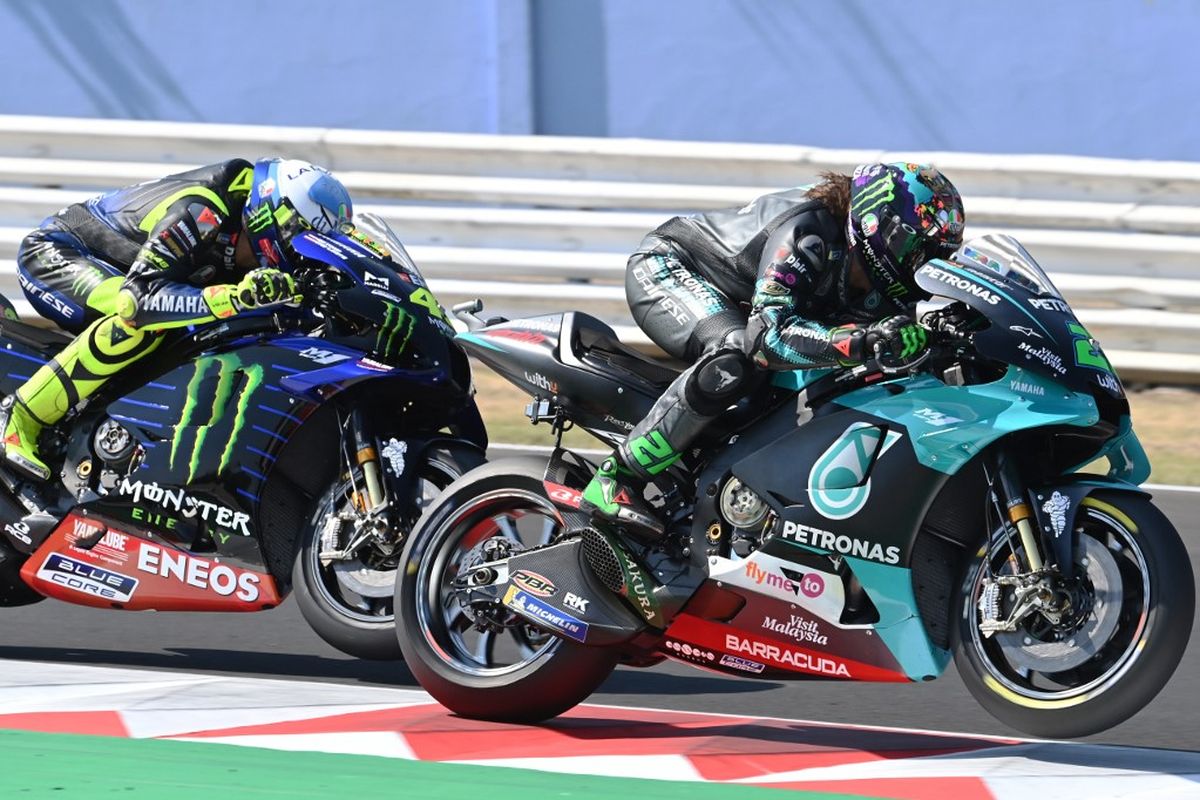 Franco Morbidelli (kiri) bersaing dengan Valentino Rossi pada balapan MotoGP San Marino, di Misano World Circuit Marco Simoncelli, Minggu (13/9/2020).