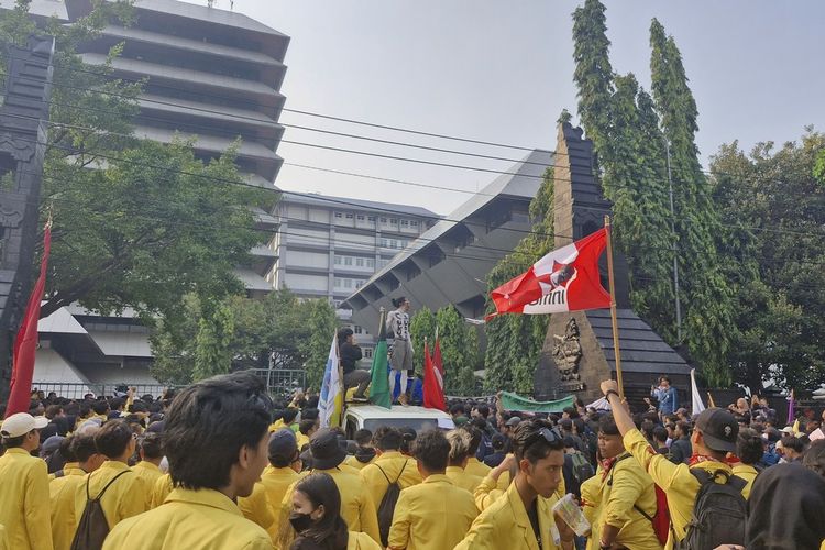 Ratusan mahasiswa berbagai perguruan tinggi di Semarang berunjukrasa mengkritik sembilan tahun kinerja pemerintahan Presiden Jokowi, di depan Kantor DPRD Jawa Tengah, Rabu (25/10/2023).