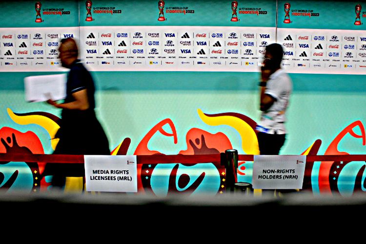 Jelang berlangsungnya Piala Dunia U17 2023 Indonesia, dua orang panitia pelaksana sedang melintasi mix zone yang akan digunakan untuk wawancara pemain atau pelatih usai pertandingan di Stadion Gelora Bung Tomo Surabaya, Jawa Timur, Rabu (8/11/2023) sore.