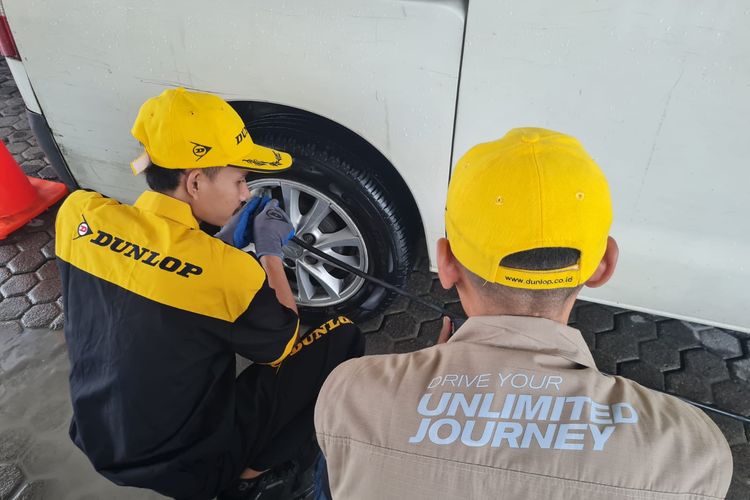 Pengecekan ban mobil di Posko Mudik Dunlop