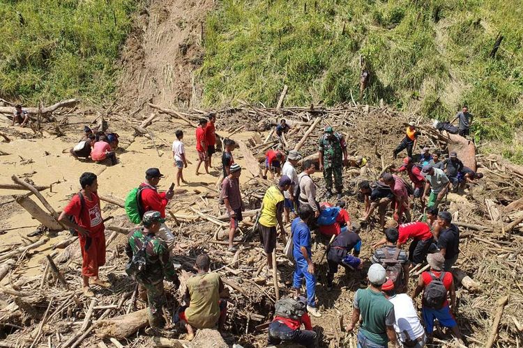 Tim SAR mencari korban banjir dan longsor yang hilang di Pasaman, Minggu (16/2/2020) lalu