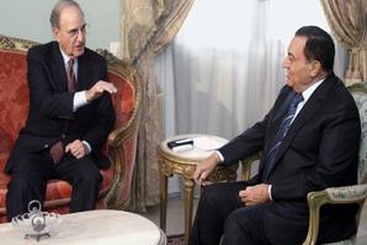 Presiden Mesir Hosni Mubarak (kanan) bertemu utusan AS untuk Timur Tengah, George Mitchell,di Istana Kepresidenan di Kairo, Mesir, Rabu (28/1).