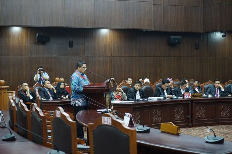 Direktur Pusat Studi Konstitusi (PUSaKO) Fakultas Hukum Universitas Andalas Feri Amsari saat memberikan keterangan ahli dalam sidang uji materiil UU Pemilu di Mahkamah Konstitusi (MK), Jakarta Pusat, Selasa (24/10/2017).   