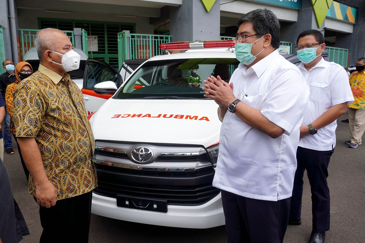 Direktur Administrasi, Korporasi, dan Hubungan Eksternal PT Toyota Motor Manufacturing Indonesia (TMMIN) menyerahkan satu unit Toyota Kijang Innova ambulance ke Pemkot Bekasi, Kamis (16/7/2020).