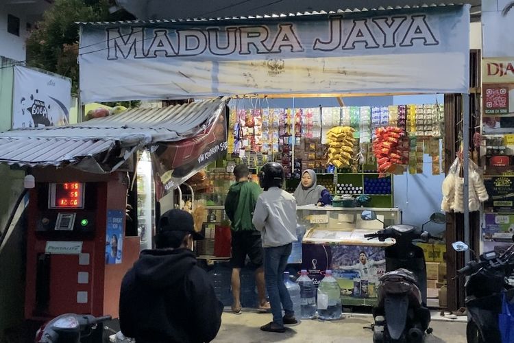 Warung Madura 24 Jam: Bertahan dari Transaksi Receh, Hidup dari Kepercayaan