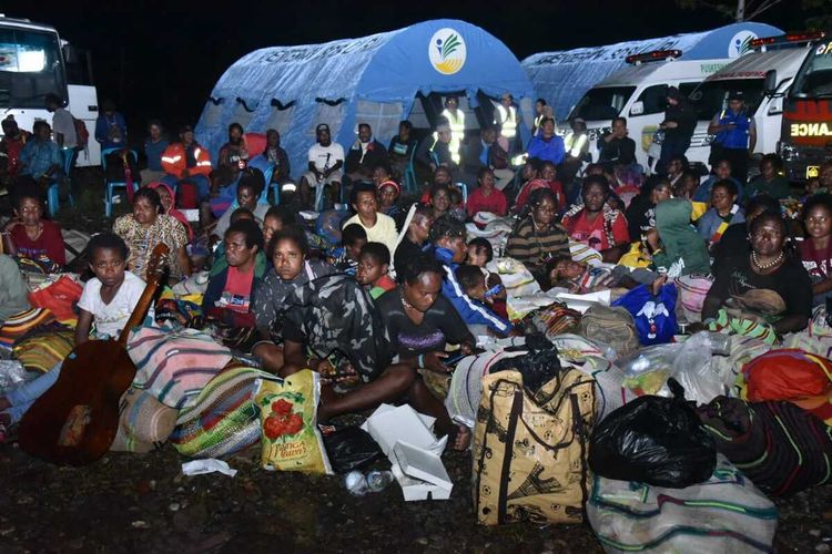 Ratusan warga dari Distrik Tembagapura yang tengah mengungsi di Kota Timika, Kabupaten Monika, Papua, Minggu (7/3/2020)