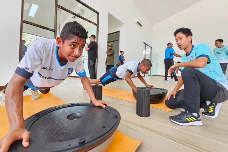 Para atlet saat melakukan latihan di gedung olahraga yang baru diresmikan PT Freeport Indonesia (PTFI) di Mimika Sport Complex (MSC) di Kabupaten Mimika, Papua Tengah. 
