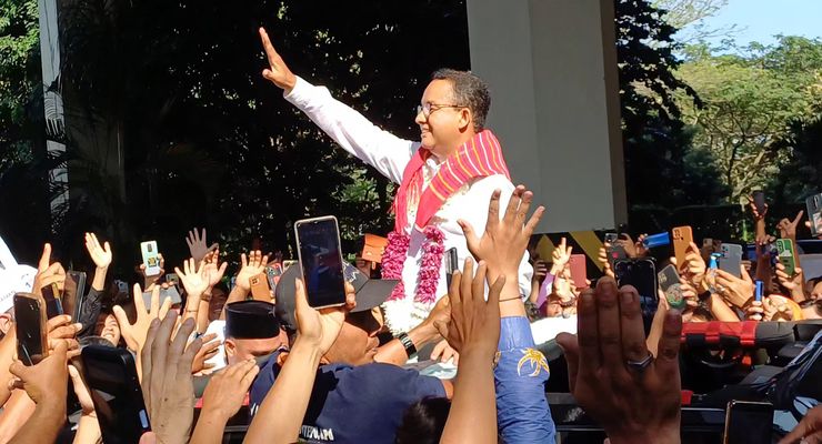 Baru Tiba di Bandara Kualanamu, Anies Disambut Kerumunan Warga sampai Sulit Berjalan