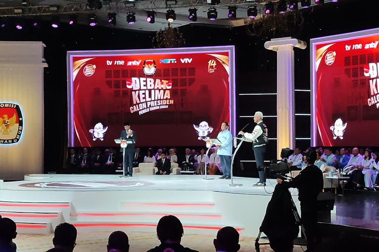 Saat Anies Bertepuk Tangan Usai Prabowo Singgung Program Makan Gratis...