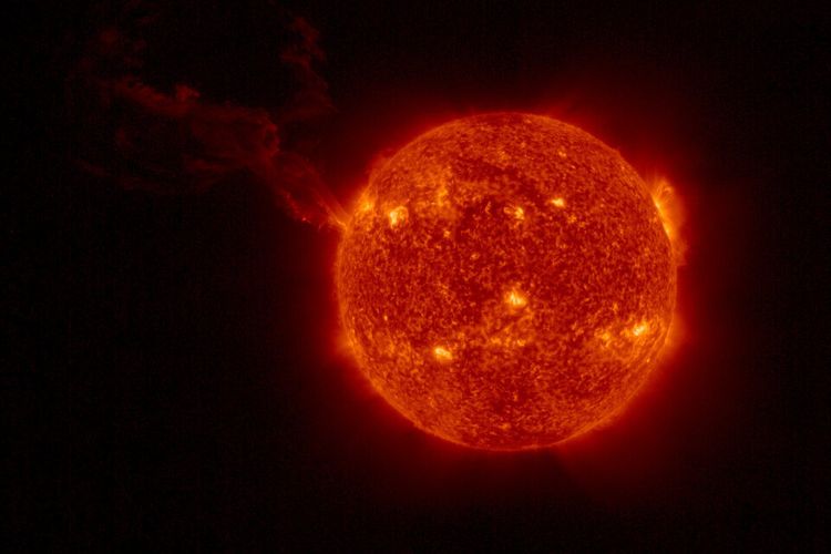 Ledakan Matahari yang terjadi pada 15 Februaru 2022 lalu berhasil terekam secara utuh oleh Solar Orbiter ESA. 