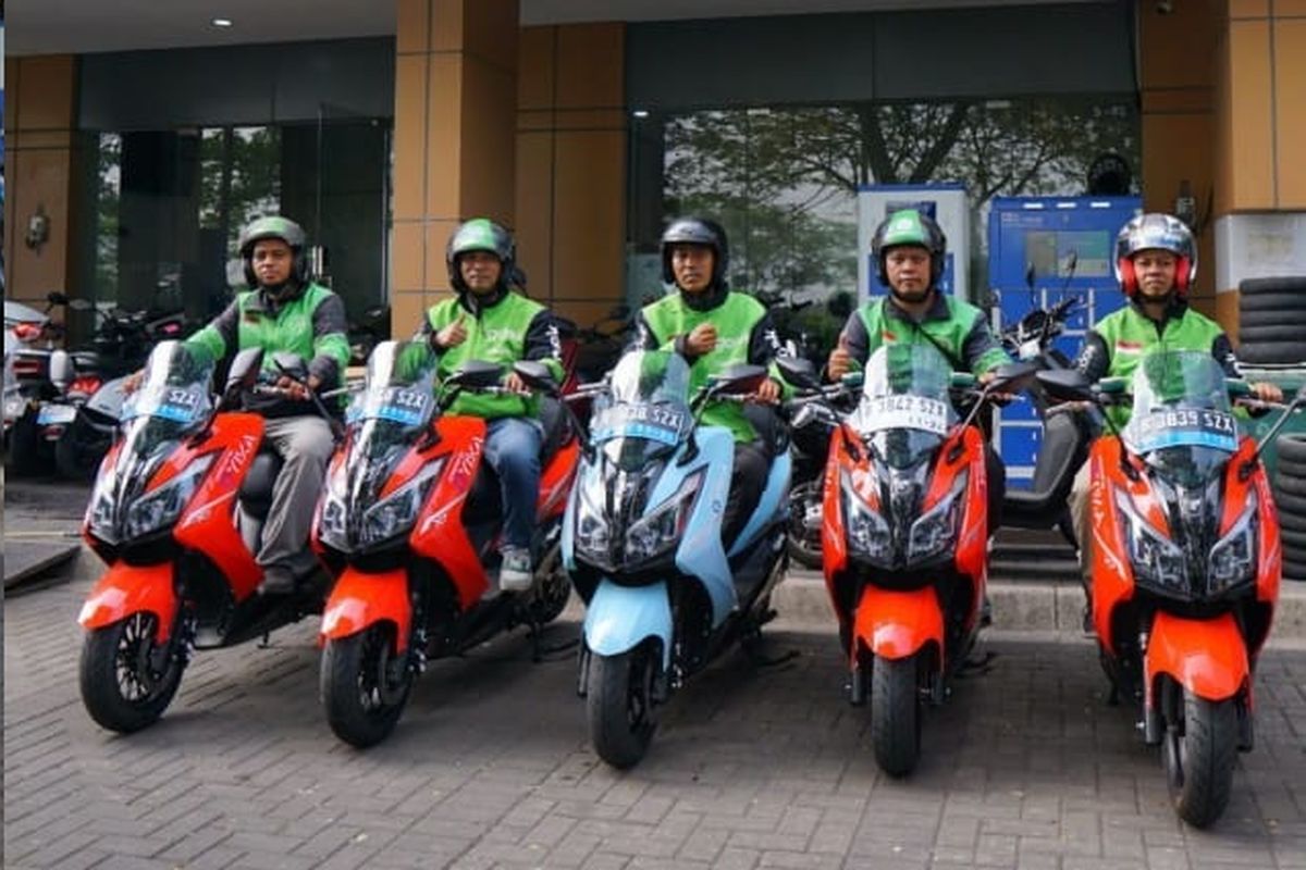 Sejumlah pengemudi ojek online pun dapat kesempatan test ride Tangkas Motor Listrik, yang menjadi salah satu kendaraan ramah lingkungan dan juga hemat.