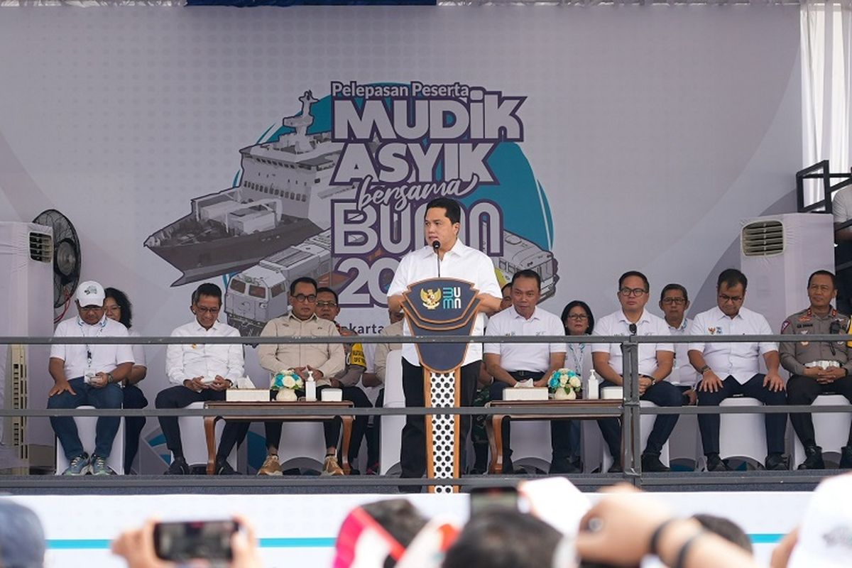 Menteri BUMN RI Erick Thohir, Direktur Utama BRI Sunarso, dan Direktur Bisnis Mikro BRI Supar dalam acara pemberangkatan 12.173 pemudik yang digelar BRI Group bertajik Mudik Asyik Bersama Badan Usaha Milik Negara (BUMN) 2024 di Monas, Jakarta Pusat, Jumat (5/4/2024). 