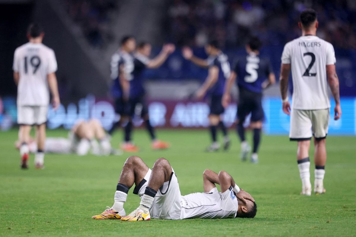 Bek Timnas Indonesia Yance Sayuri (tengah) bereaksi di akhir pertandingan kualifikasi Piala Dunia Grup C Asia antara Jepang dan Indonesia di Osaka pada 10 Juni 2025.