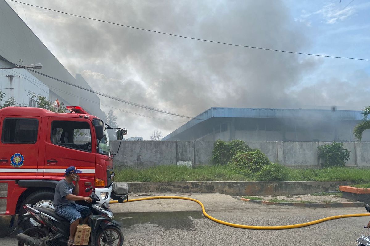Kebakaran terjadi di kawasan Pelabuhan Muara Baru, Jakarta Utara pada Rabu (4/1/2023) siang. Polisi masih mendalami penyebab kebakaran gedung bekas industri itu. 
