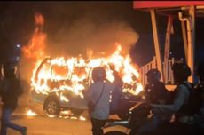 Demo Mahasiswa di Makassar Ricuh, Angkot Dibakar